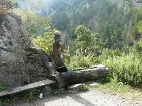 Une fontaine pittoresque-col de la Lombarde