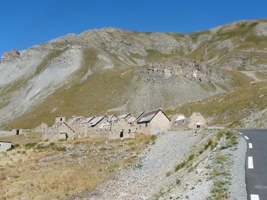 Ancienne caserne militaire dans le col de la Bonette