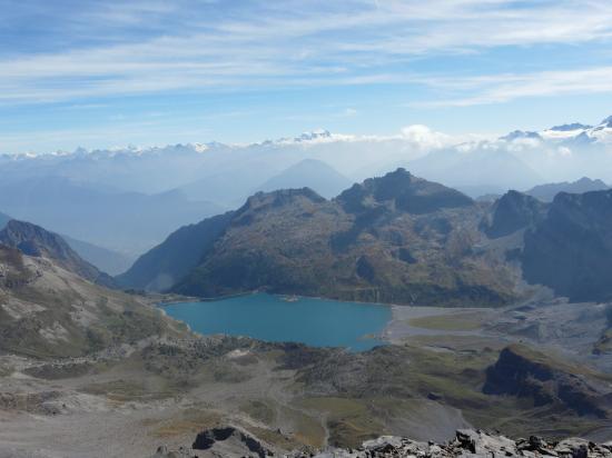 Lac de Salanfe et Alpes suisses