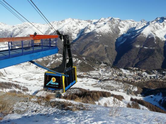 Depuis l'arrivéé du téléphérique, Auron et le massif du Ténibre