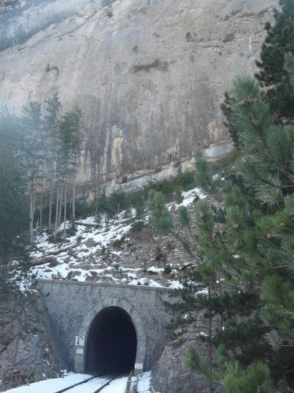 Le tunnel sous la vire du tunnel de la via du Claps (descente en rappel possible).