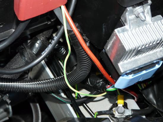 installation du répartiteur de charge (batterie de démarrage et batterie auxillaire) à l' intérieur du compartiment moteur.