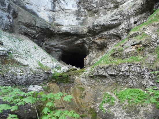 l' entrée cacée de la deuxième grotte de St Même
