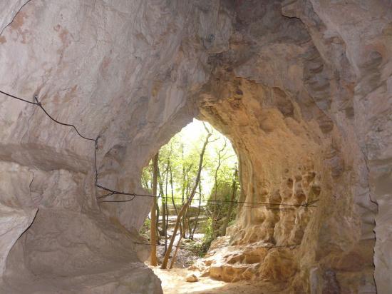 Une des grottes de Méjannes le Clap