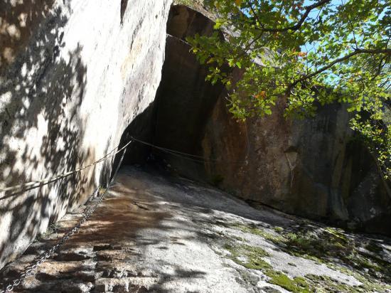 Joli passage et abri naturel dans le roc d' Esquers (Escaldes)