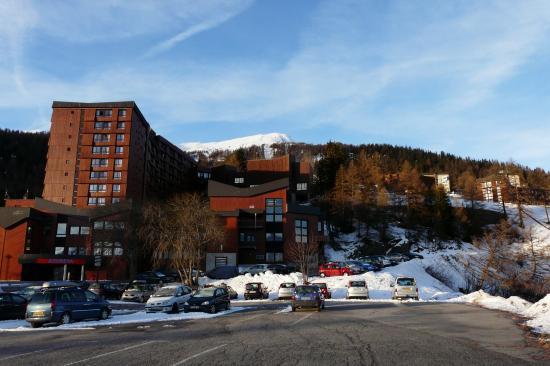 le bas de la station des Karellis, les parkings