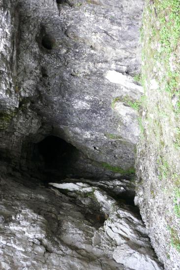 la grotte dans le présumé raccourci (chamechaude par le jardin)