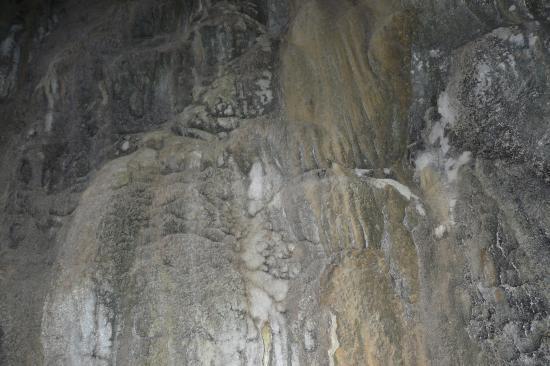 à l' intérieur de la grotte de la via Poingt Ravier à valloire