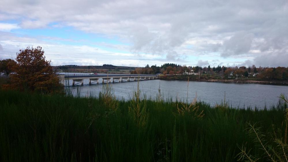 Pont sur le lac de Pareloup  avant Canet de Salars