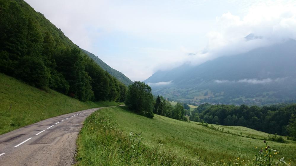 La montée du col des Près depuis Aillon le Jeune