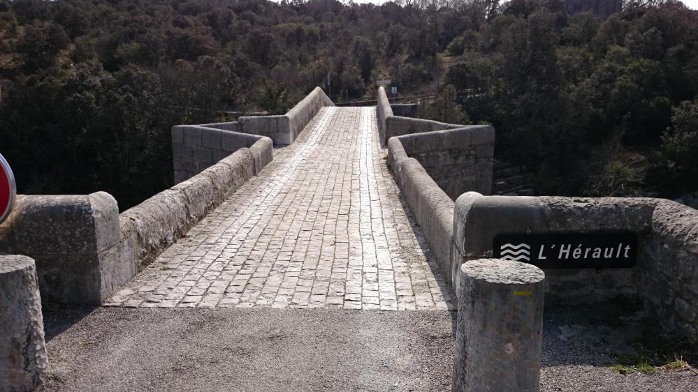 Un bel ouvrage sur l' Hérault en bordure de route qui mène à un château !