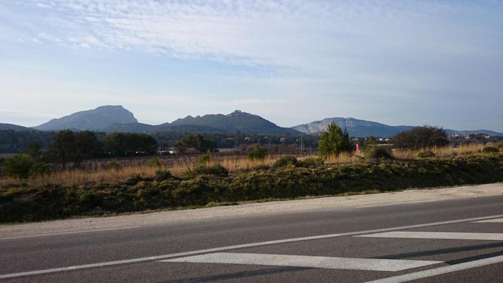 Retour vers St Mathieu de Tréviers, le Pic St Loup et l' Hortus à gauche et