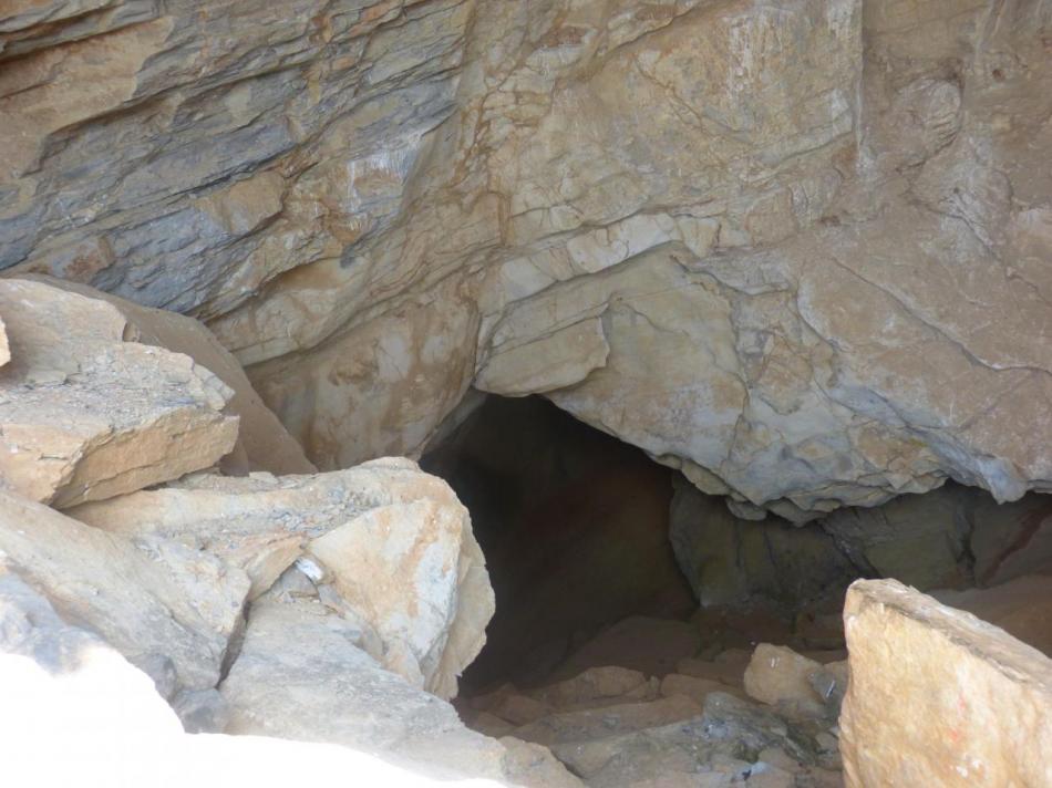 la descente dans la grotte des Claris juste après le porche