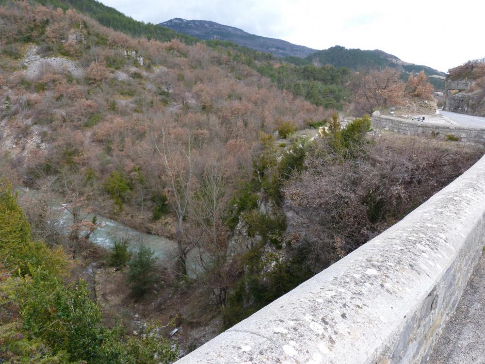 L' Ouvèze en dessous de la route