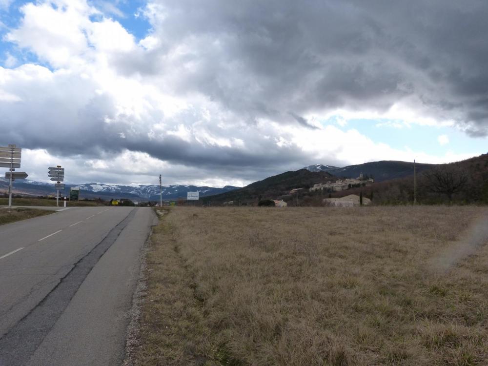 à gauche direction le col de Peyruergue, à droite st  Auban sur Ouvèze