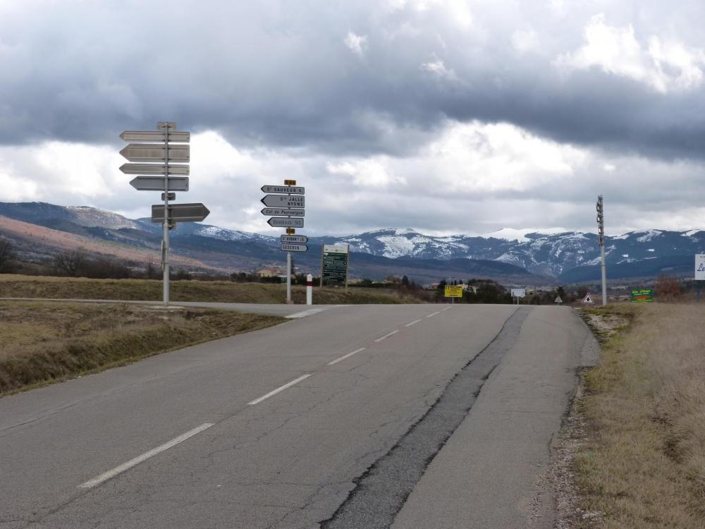 carrefour, à gauche le col de Peyruergue