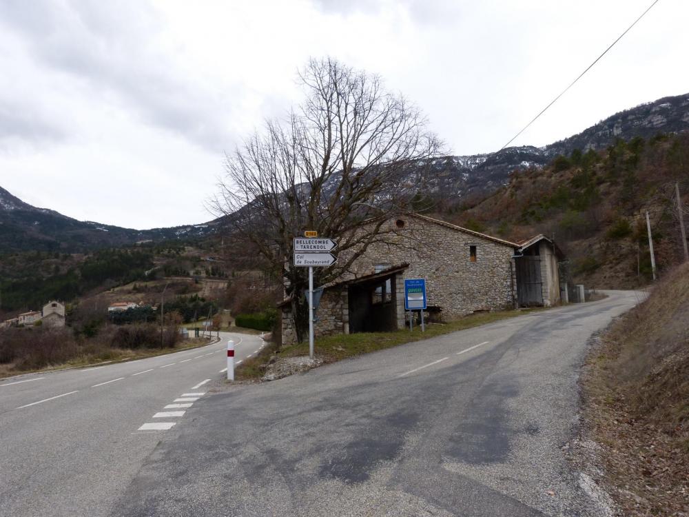 Bifurcation avec la route de Remuzat, en haut à gauche le col de Soubeyrand