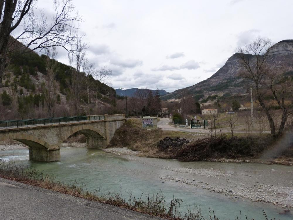 L 'Eygues et le pont qui va à Remuzat