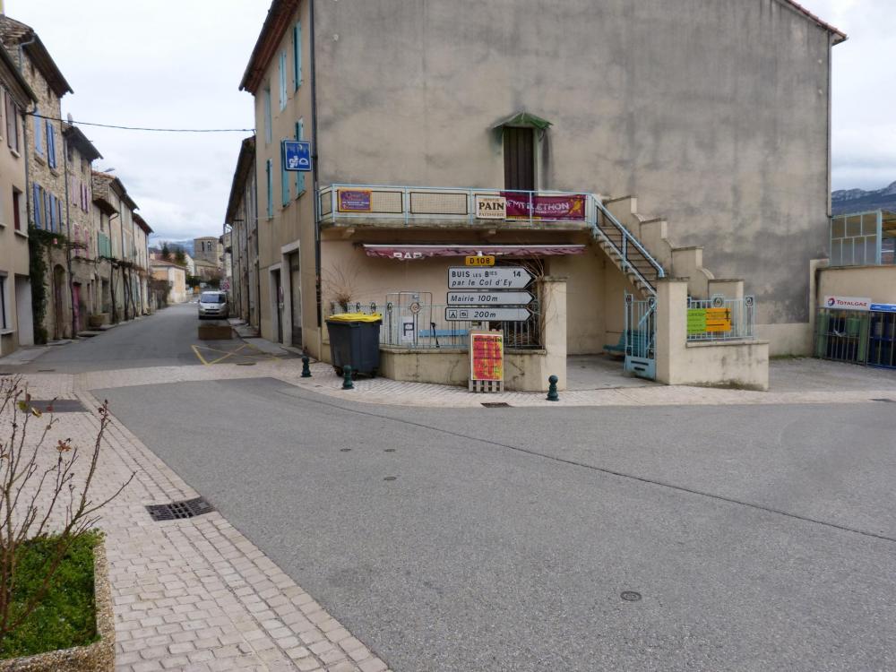 Bifurcation dans St Jalles vers le col d' EY et Buis les baronies
