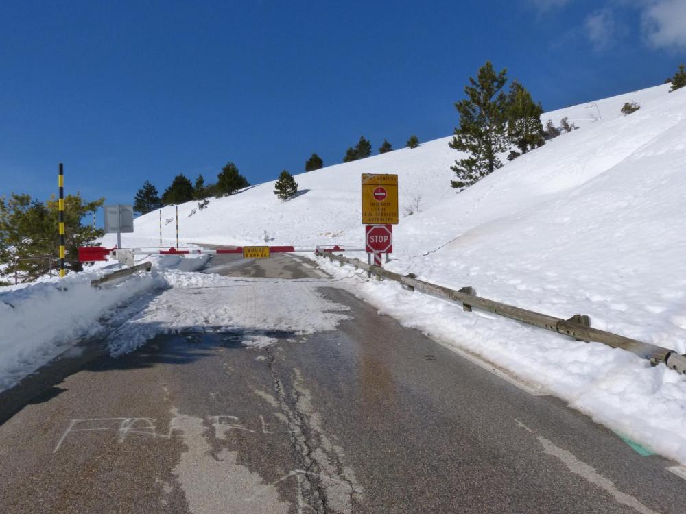 Barrière sur la route, mais elle est praticable au delà ! ... pour les piétons et les vélos !