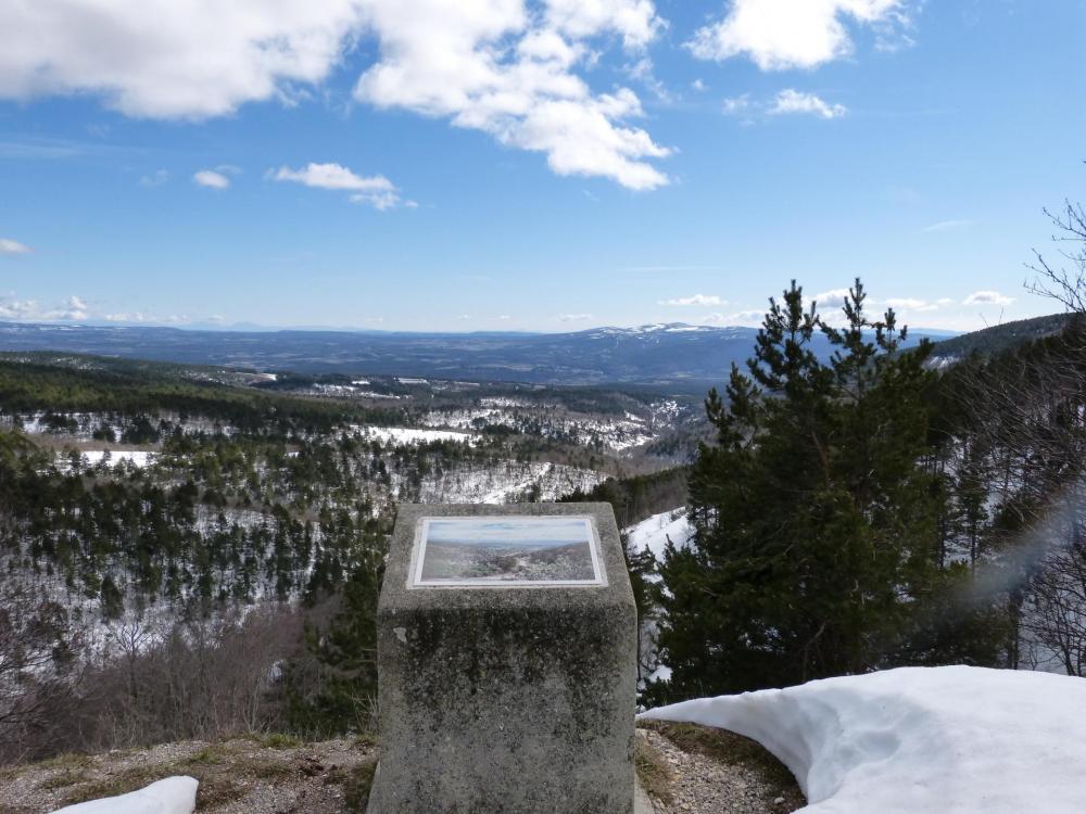 Petit arrêt dans la descente avec vue sur la ville de Sault au loin