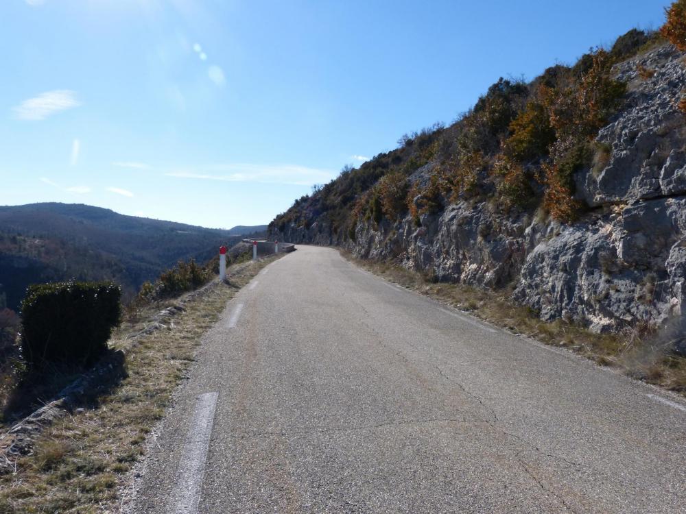 Dans les premières rampes de la montée vers les gorges de la Nesque