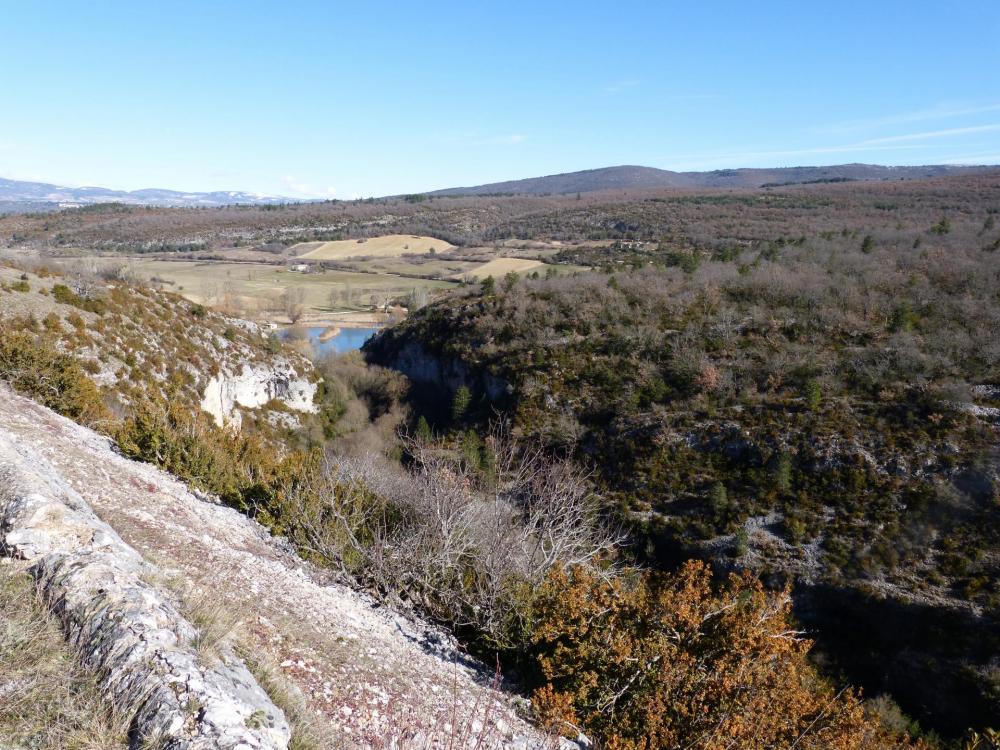 Montée vers les gorges de la Nesque par Monieux : le lac de retenue de la Nesque à l' entrée des gorges