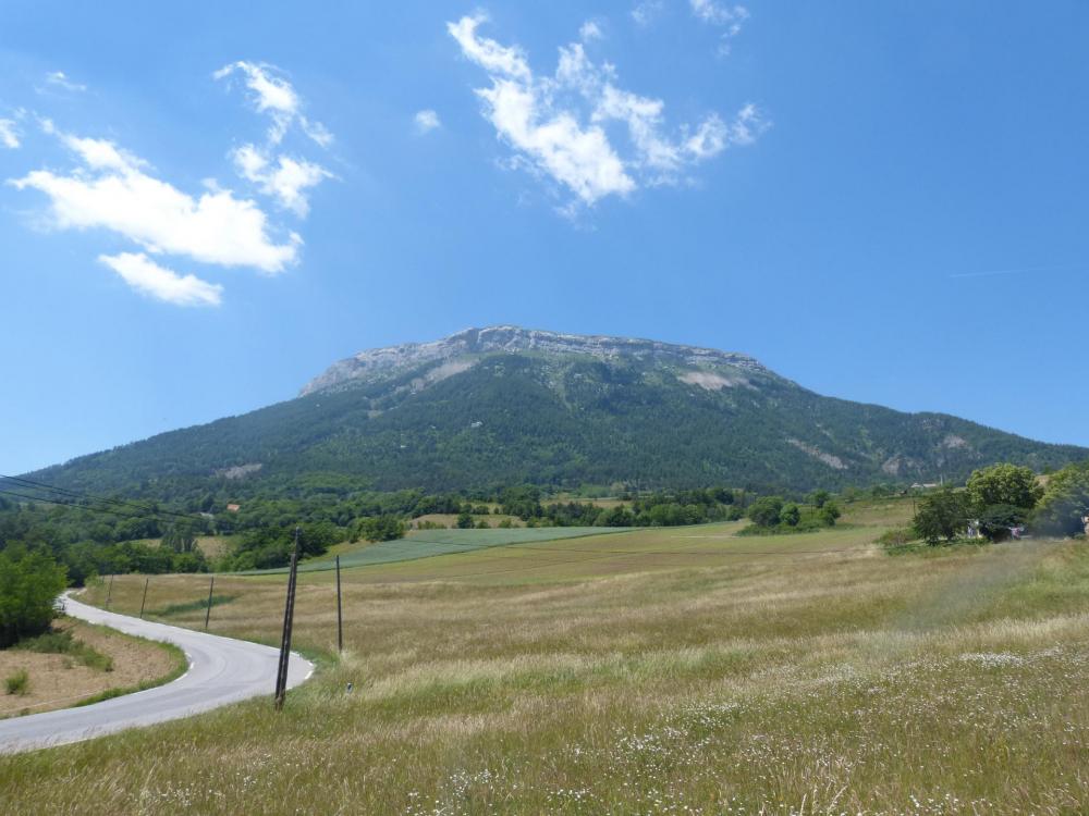 La montagne de Céüze vue de depuis la route menant à Sigoyer