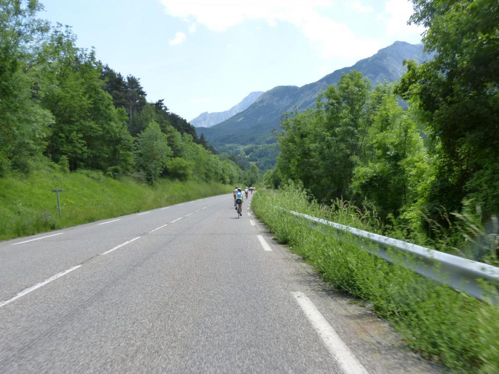 après Chauffayer, je rejoins un groupe de cyclistes