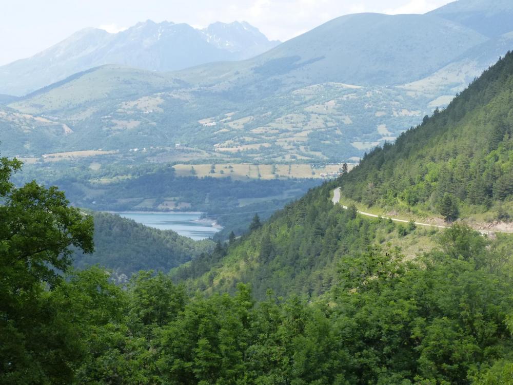 Vue sur le lac du Sautet et la route qui monte vers St Disdier