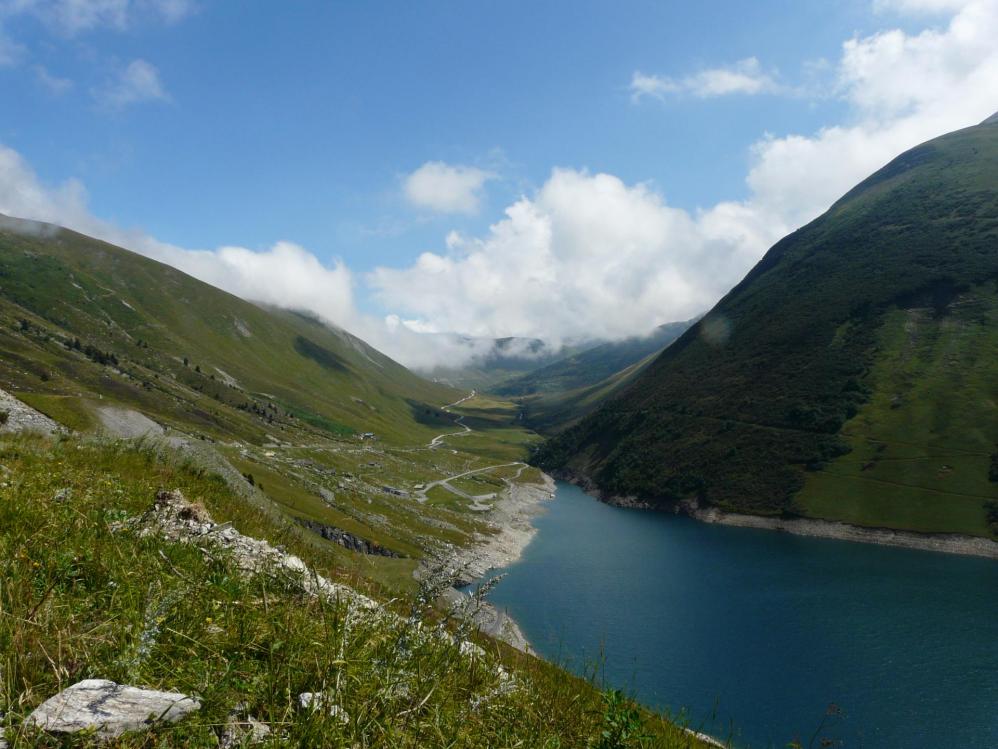 Montée du col de la Croix de fer juste au dessus du lac de Grand Maison