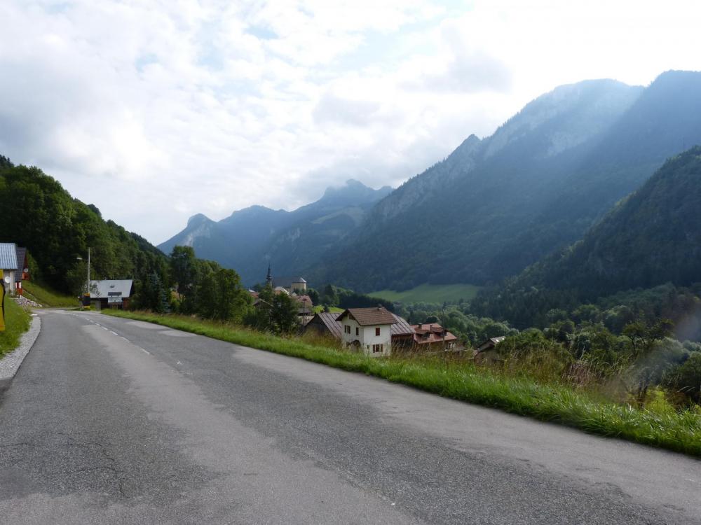 Vue rétro sur le Village de Bellevaux dans le col de  Jamaz