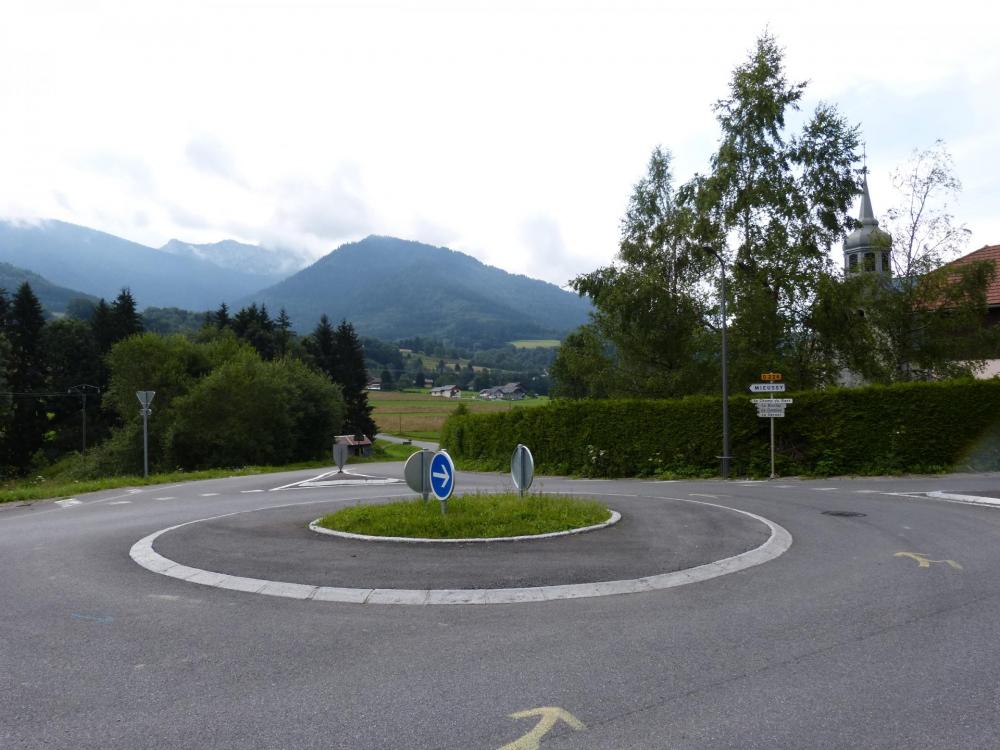 Carrefour où il faut prendre à gauche après Megevette en direction du col de la Ramaz