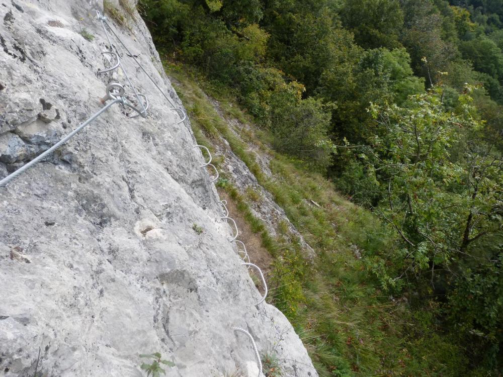 ressaut vertical à descendre avant de se trouver sur une vire (rocher de l' Envers à St vincent)