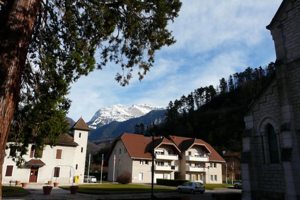 St Jorioz, départ de l' église, au fond la Tournette