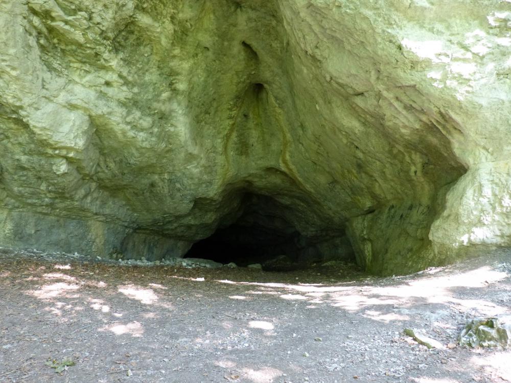 l' entrée de la grotte de Bange