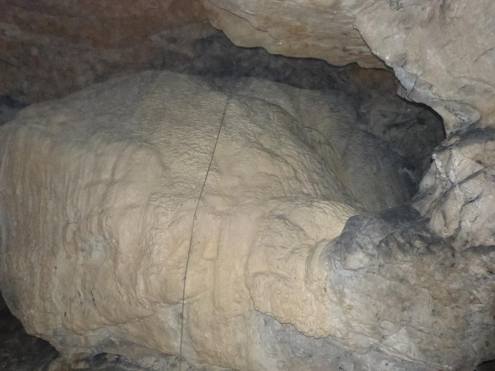 Grotte de Bange , La cascade de Travertin et sa cordelette d 'accès