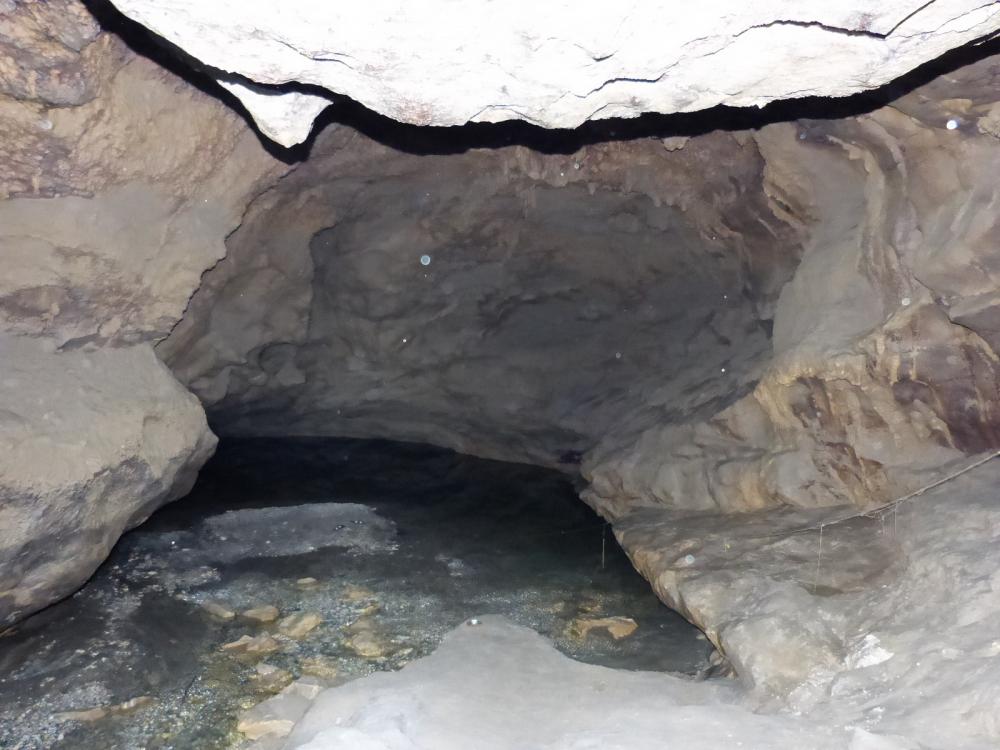 Grotte de Bange, arrivée sur le lac des touristes et son fil d' Ariane