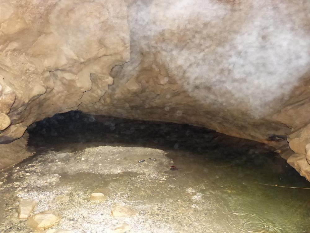 Grotte de Bange, le lac des touristes me semble au niveau bas !