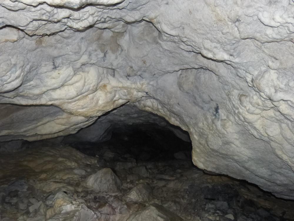 Grotte de Bange, passage bas dans l'option  à droite de la cascade (sortie dans la la seconde grotte)