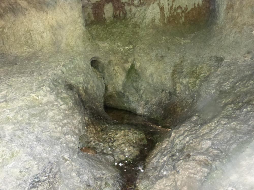 Grotte des Fées, un mince filet d' eau s