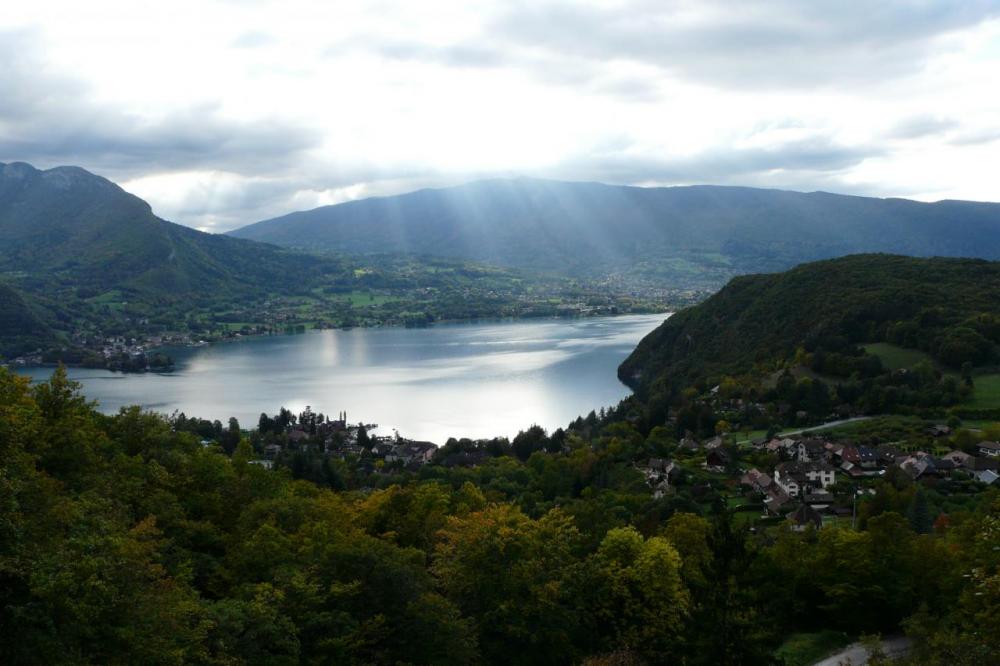 descente du col de la Forclaz au dessus du lac d' Annecy