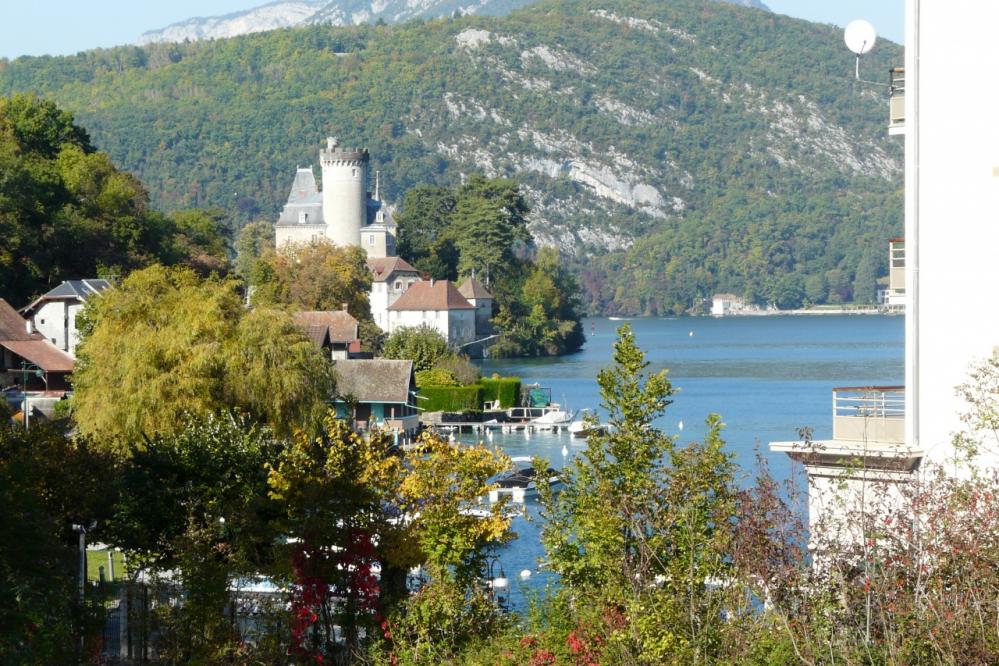 lac d' Annecy et chateau de Duingt