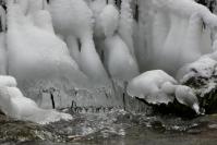 stalactites et stalagmites en glace