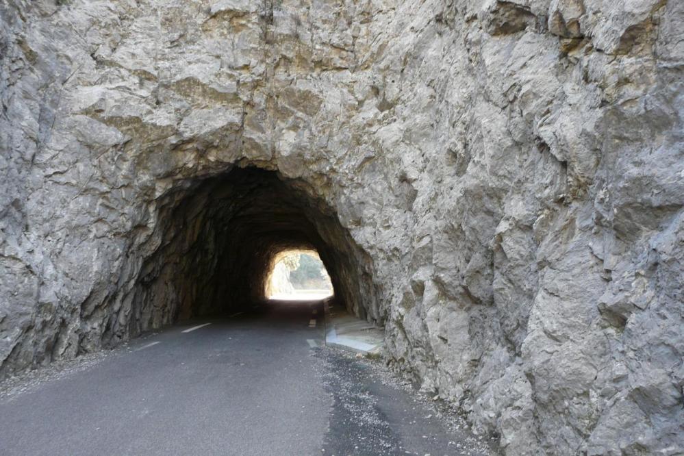 le tunnel dans les gorges de Galamus