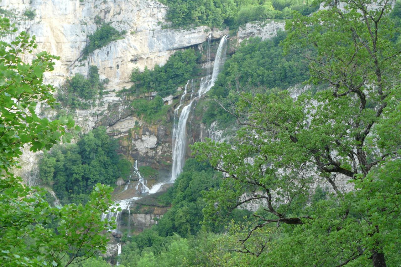 la cascade de Chabarotte vue depuis la route de Chaley à Hauteville (115m de chute !)