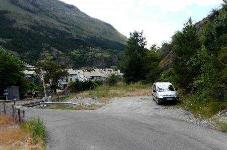 petit parking après le passage à niveau