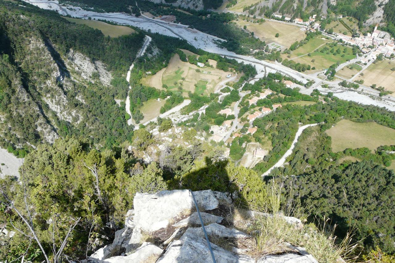 Vue en bas depuis le sommet de la via ferrata de Prads sur Bléone