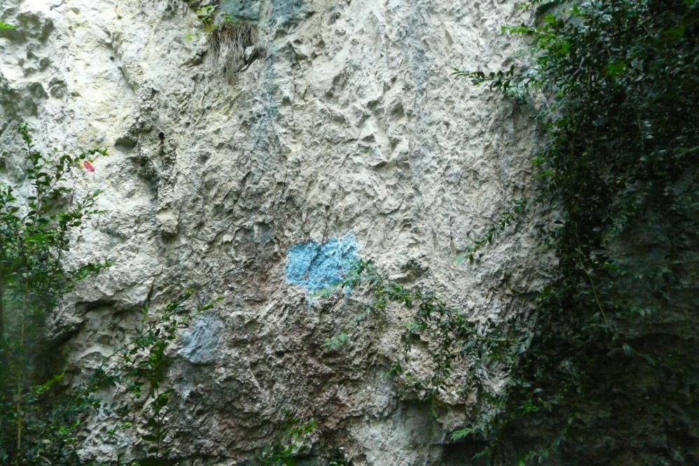 le gros rectangle bleu dans la paroi qui marque l'intersection grotte/pas de Pabro