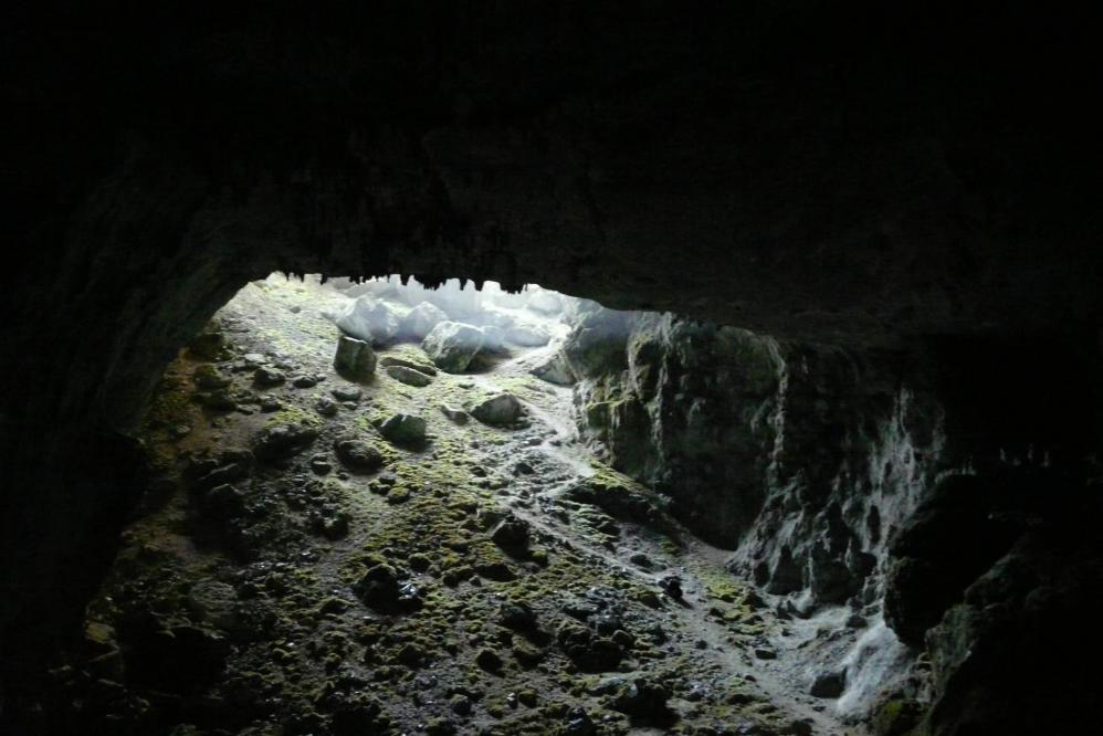 la descente vue de l' intérieur de la grotte à Pabro